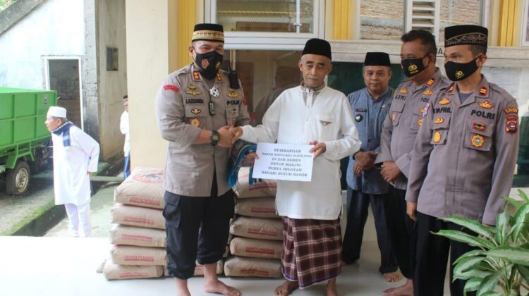 Kapolres Serap Aspirasi Warga Buluh Kasok 1 SALURKAN BANTUAN— Kapolres AKBP Muhammad Ikhwan Lazuardi salurkan bantuan material ke Masjid Nurul Hidayah.