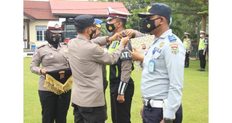 Selain Tertibkan Pelanggar Lalu Lintas di Sijunjung, Polisi akan Disiplinkan Prokes di OPS 2021 1 SEMATKAN PITA— Wakapolres Sijunjung Kompol Syahrul Chan sematkan pita kepada personel, sebagai tanda dimulainya Operasi Patuh Singgalang 2021, Senin (20/9).