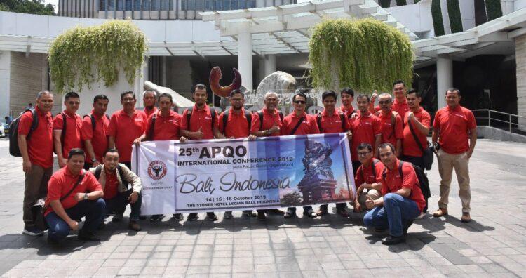 Semen Padang Ikutkan Dua Tim Inovasi ke Ajang APQO/IC 2021 Australia 1 IKUTI AJANG APQO— Tim Inovasi PT Semen Padang yang mengikuti APQO di Bali pada 14-16 Oktober 2019 lalu. Tahun ini PT Semen Padang kembali mengikutkan 2 timnya pada APQO Australia yang dilaksanakan secara virtual.