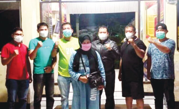 PELAKU PENGGELAPAN— Perempuan berinisial E (45) diamankan di Polsek Lubeg atas kasus penggelapan mobil rental.