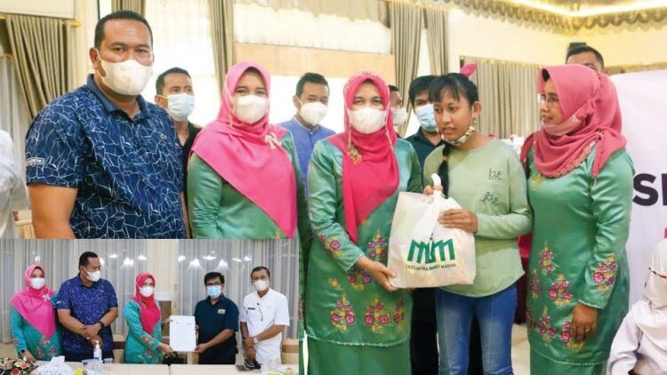 SERAHKAN BANTUAN— Ketua LKKS Kota Pariaman, Ny. Lucyanel Genius menyerahkan bantuan kepada anak-anak penyandang disabilitas.