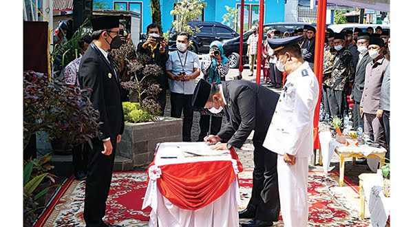 MINTA—Sertijab Camat Guguk Panjang, Wako Bukittinggi Erman Safar meminta camat jangan banyak di kantor, akan tetapi harus sering turun ke lapangan ke tengah-tengah masyarakat.