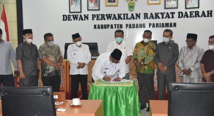 TEKEN—Bupati Suhatri Bur teken hasil rapat paripurna  DPRD Kabupaten Padangpariaman KUA & PPAS Peru-bahan tahun 2021 disetujui menjadi APBD Perubahan Kabupaten Padangpariaman tahun 2021.