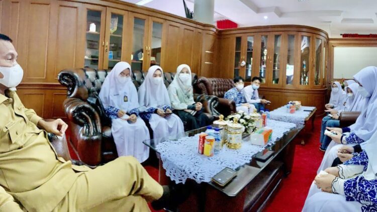 Siswa Siswi SMA Padangpanjang Dialog dengan Wako Pariaman 1 DIALOG SISWA— Wako Genius Umar ketika menerima siswa dan siswi dari Padangpanjang.