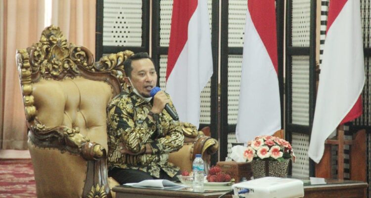 Pemkab Tanahdatar Bakal Bangun Stadion Refresentatif 1 PAPARKAN--Bupati Tanahdatar Eka Putra tengah memaparkan rencana pembangunan stadion sepakbola yang representatif di hadapan ninik mamak kaum Suku Piliang Nagari Pagaruyuang.