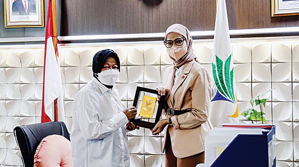 Di Enam Provinsi, 95 Persen Penyandang Disabilitas Telah Terima Vaksin Dosis Pertama 1 BERTEMU—Staf Khusus Presiden Angkie Yudistia saat bertemu Menteri Sosial Tri Rismaharini di Kantor Kementerian Sosial, Jakarta, Rabu (29/9).