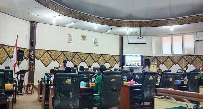 Dewan Perwakilan Rakyat Daerah (DPRD) Kota Padang menggelar Rapat Paripurna Penyampaian Tiga Ranperda Pemko Padang di ruang sidang utama kantor DPRD setempat, Senin (27/9).