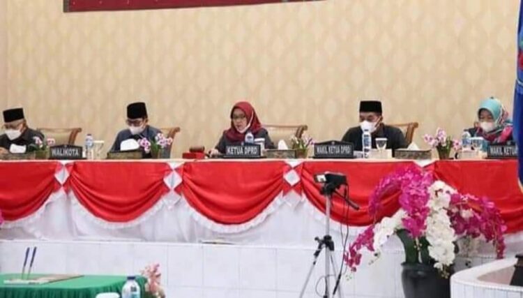 PIMPIN SIDANG— Ketua DPRD Kota Sawahlunto Eka Wahyu memimpin sidang paripurna DPRD Kota Sawahlunto.
