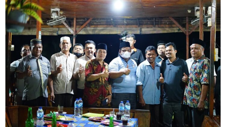 FOTO BERSAMA— Bupati Padangpariaman Suhatri Bur  foto bersama  pengurus dan anggota  PPKD Dharmasraya.