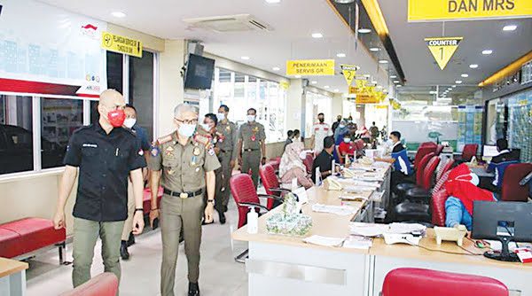 Satpol PP Intensifkan Pengawasan Prokes di Perkantoran Kota Padang 1 AWASI PROKES— Kepala Satpol PP Kota Padang Alfiadi, memimpin langsung pengawasan terhadap perusahaan dan perkantoran di kawasan Bypass dalam penerapan prokol kesehatan, Selasa (14/9).