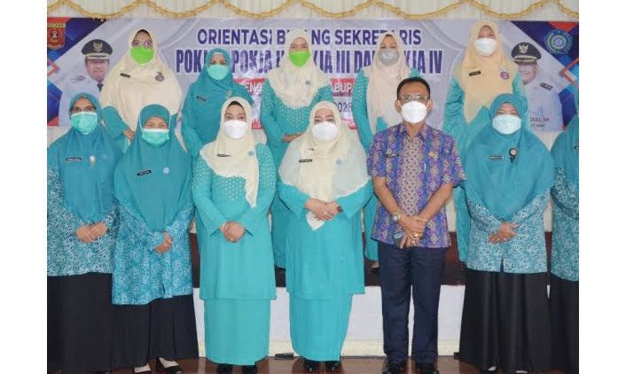 FOTO BERSAMA— Pengurus TP PKK Provinsi Sumbar foto bersama dengan TP-PKK Agam saat menggelar Bimtek.