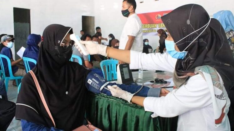 Tekan Angka Kasus Covid-19, TNI dan Polri Gelar Serbuan Vaksinasi di Padangpanjang 1 Menekan angka kasus covid-19, Distrik Kodim 0307/TD dan Polres Padangpanjang bersama Dinas Kesehatan (Dinkes) Kota Padangpanjang menggelar vaksinasi gratis.