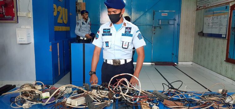 KABEL LISTRIK LIAR— Kalapas Kelas IIB Pariaman Eddy Junaedi melihatkan hasil penertiban kabel liar yang dirakit warga binaan saat razia dilakukan Rabu (8/9).
