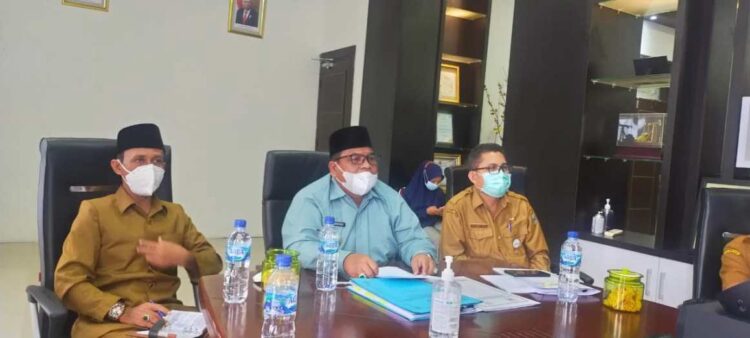 ACARA—Bupati Padangpariaman Suhatri Bur didampingi Kadis Kesehatan dan Asisten I saat acara berlangsung.