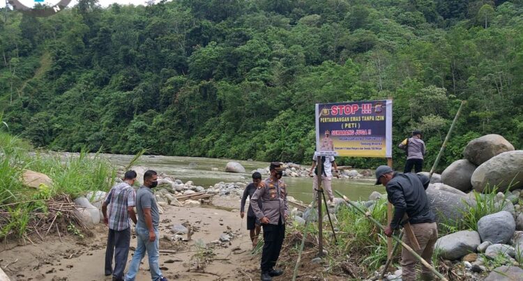 RAZIA—Kapolsek Talamau Pasbar, AKP Junaidi, beserta jajarannya, saat berada di lokasi tambang  Jorong Tombang Nagari Sinuruik,. Kecamatan Talamau Pasbar untuk melakukan razia.