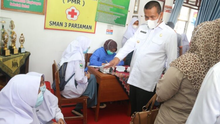 TINJAU—Wali Kota Pariaman H Genius Umar, kemarin, tinjau pelaksanaan vaksinasi di lingkungan sekolah.