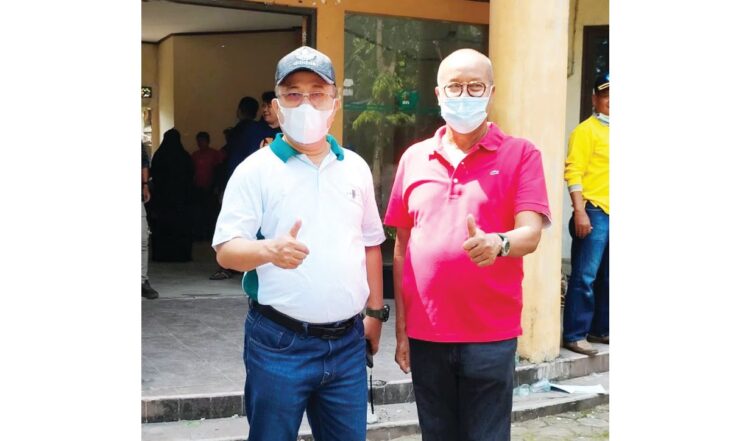 FOTO BERSAMA— Ketua DPP PKPS, Zulhendri Chaniago bersama Ketua DPW PKPS Sumbar, H S Budi Syukur, SH saat di kantor Sekretariat Guyub Rang Pasisia, Jalan Bandar Bekali, Jati, Ahad (12/9).