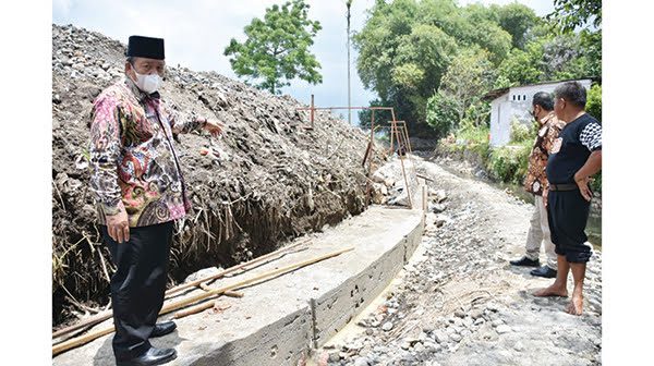 PENGUATAN TEBING— Bupati Agam Dr. H. Andri Warman meninjau pembangunan prasarana Batang Aia Katiak, di Jorong Biaro, Nagari Biaro Gadang, Kecamatan Ampek Angkek, Kamis (16/9). Prasarana ini dibangun berupa penguatan tebing, dan menelan anggaran sekitar Rp658 juta.