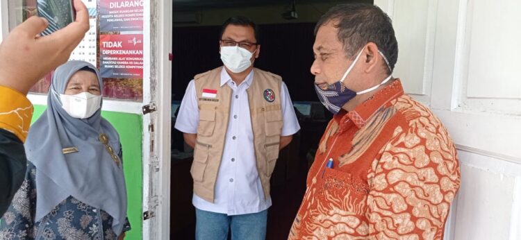 Tinjau Tes Pelaksanaan PPPK, Wabup Lima Puluh Kota Janjikan Kesejahteraan Tenaga Honorer 1 TINJAU—Wakil Bupati Lima Puluh Kota bersama Kadisdik dan Kepsek SMAN 1 Harau saat meninjau tes PPPK.