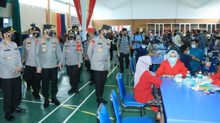 VAKSINASI-Irwasum Polri Komjen Agung Budi Maryoto dan Kapolda Sumbar Irjen Pol Teddy Minahasa memantau vaksinasi gratis yang digagas oleh Alumni Akpol 1990 dan 1996 di gedung HTT.