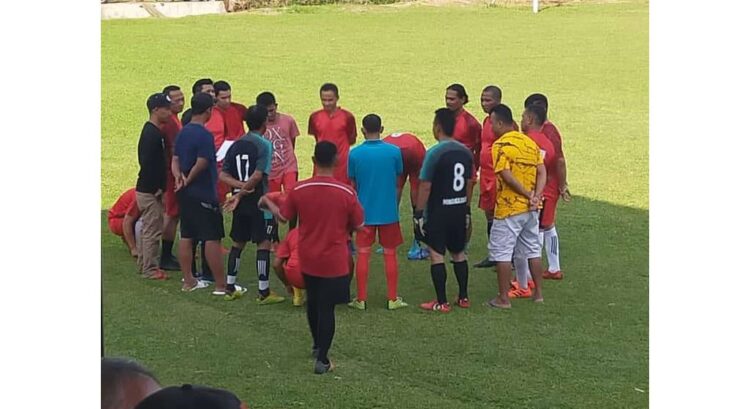 JELANG PERTANDINGAN--Tim kesebelasan sepakbola  U-35 Nagari Minangkabau berdiskusi menjelang pertandingan dimulai.