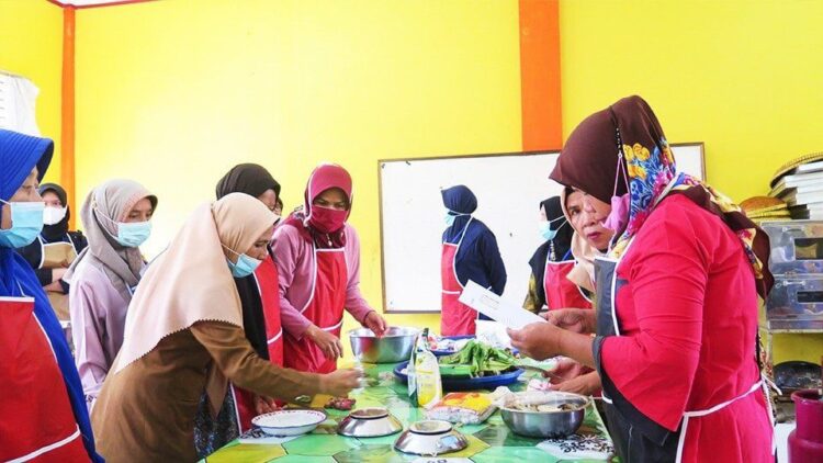 Usaha Sektor Makanan Pendukung Ekonomi di Kota Pariaman 1 TINJAU—Kepala Dinas Perindustrian Perdagangan Koperasi (Disperindagkop) dan UKM Kota Pariaman Gusniyetti Zaunit saat meninau kegiatan ibu ibu.