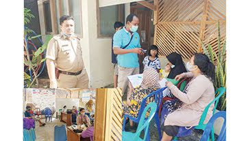 VAKSINASI — Lurah Batang Arau Eka Putra melakukan pengecekan dan pendataan warga yang akan mengikuti vaksinasi massal di kantor Kelurahan Batang Arau, Selasa (28/9).