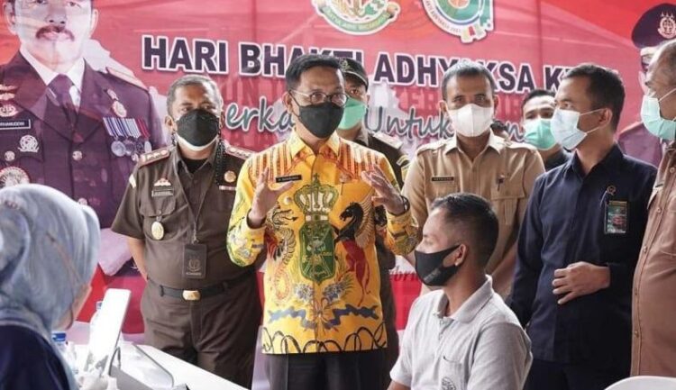 TINJAU--Bupati Solsel Khairunas meninjau pelaksanaan vaksinasi Covid-19 massal kategori dosis kedua yang diselenggarakan Kejari Solsel di Pekonina.
