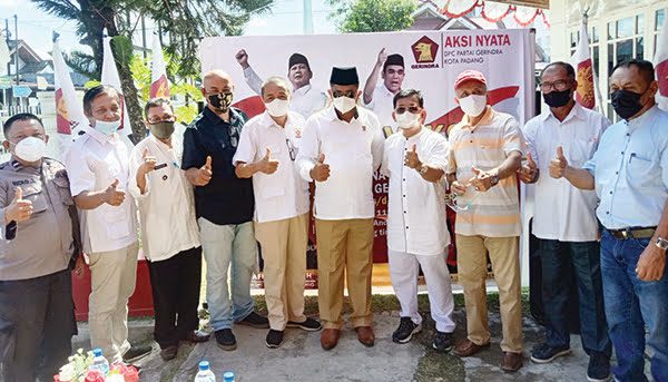 FOTO BERSAMA— Ketua DPRD Padang Syafrial Kani dan segenap pengurus DPC Gerindra Padang berfoto bersama usai pembukaan vaksinasi massal, Jumat (3/9).