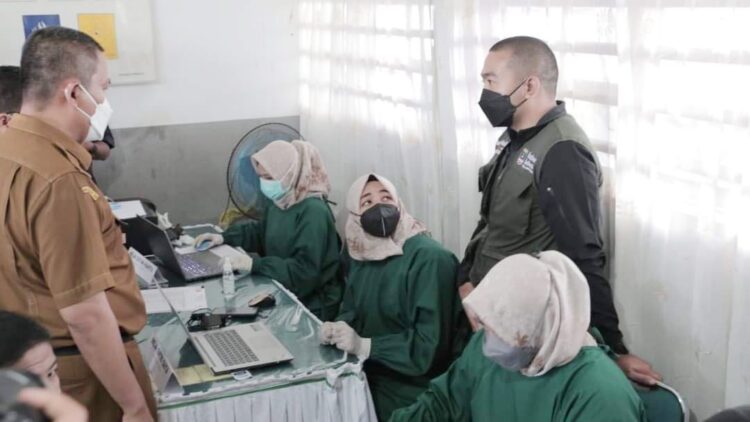VAKSINASI PELAJAR— Wakil Gubernur Sumbar Audy Joinaldy didampingi Wali Kota Solok Zul Elfian meninjau pelaksanaan vaksinasi di SMAN 2 Kota Solok.