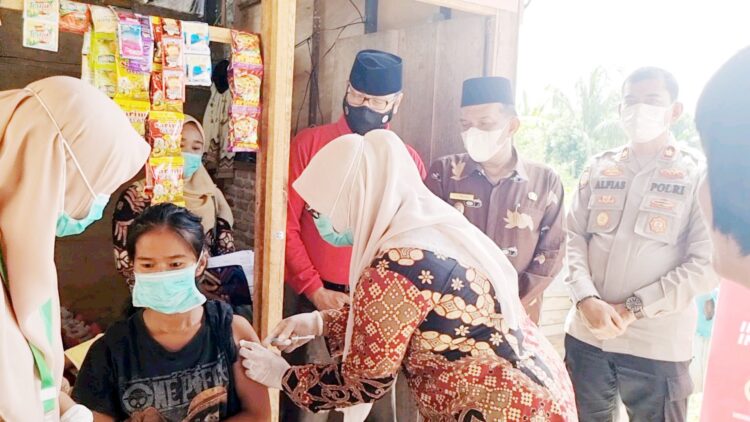 SAKSIKAN—Kabinda Sumbar, Suwondo R.B bersama Wakil Bupati Padang Pariaman, Drs. Rahmang saat menyaksikan pelaksanaan vaksinasi untuk pelajar dan masyarakat di Padang Pariaman, Kamis (16/9).