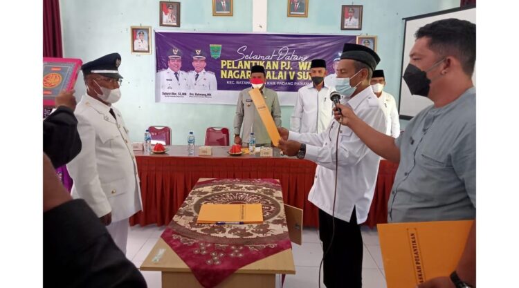 HADIRI—Wakil Bupati Padangpariaman Rahmang hadiri pelantikan Pj Wali Nagari Malai V Suku di Aula Kantor Camat Batang Gasan.