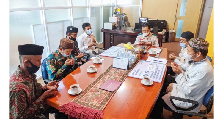 SERAHKAN BANTUAN--YBM PLN UIW Sumbar UP3 Payakumbuh serahkan bantuan kepada Hafiz Al-Qur’an di Kantor PLN UP3 Payakumbuh.