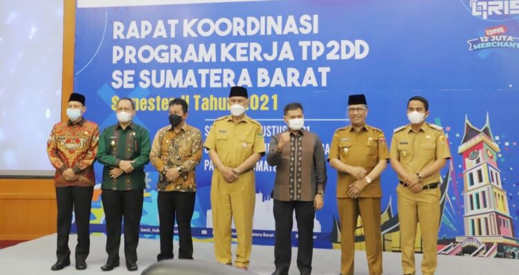 RAKOR TP2DD — Wakil Wali Kota Solok Ramadhani Kirana Putra berfoto bersama dengan Gubernur Sumbar Mahyeldi saat Rakor TP2DD.