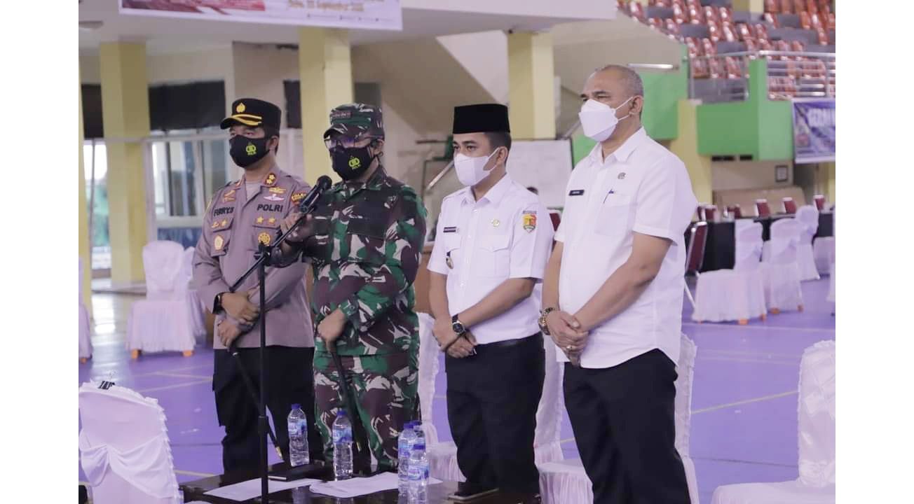 Wakil Wali Kota Solok Rahmadhani Kirana Putra saat ikut meninjau gebyar vaksin secara virtual