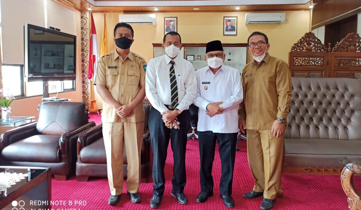 Wakil Walikota Sawahlunto Zohirin Sayuti bersama Rektor UNP