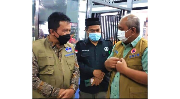 DISKUSI— Wakil Wali Kota Padangpanjang Asrul, didampingi Kabid Penanggulangan Bencana BPBD Irelisofa saat berdiskusi bersama Sekma BNPB Provinsi Lilik Kurniawan terkait penanganan percepatan penanggulangan Covid-19 di Pdangpanjang.