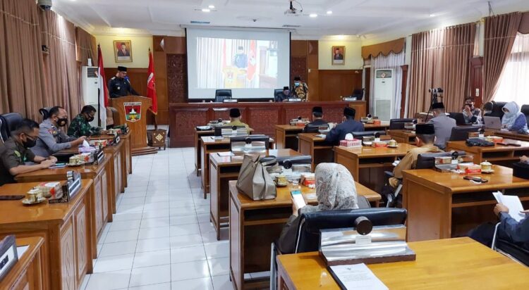 Wali Kota Bukittinggi jawab pemandagan umum yang disampaikan setiap fraksi di DPRD terkait R-APBD perubahan 2021.