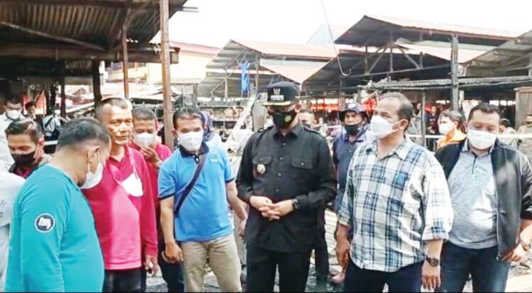 LOKASI KEBAKARAN PASAR BAWAH— Wali Kota Bukittinggi Erman Safar meninjau lokasi kebakaran Pasar Bawah, yang terjadi Sabtu (11/9) dini hari.