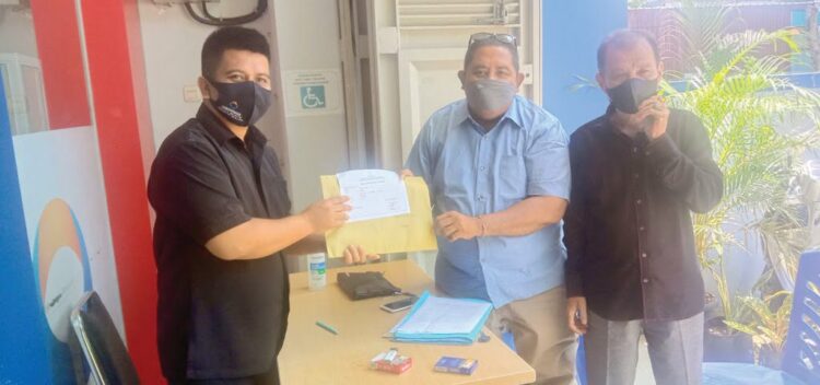 MELAPOR— David Yusak selaku kuasa hukum dari CRC yang merasa dirugikan dnegan pembengkakan tagihan Kartu Halo-nya melapor ke Ombudsman, Senin (20/9).