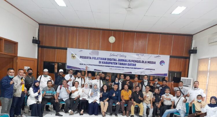 FOTO BERSAMA— Wartawan Tanahdatar berfoto bersama usai pengikuti pelatihan dalam penulisan kreatif yang dilaksanakan di Aula Baperlitbang, Komplek Perkantoran Bupati Tanahdatar, Rabu (22/9).