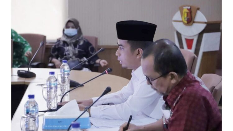 RAPAT--Wawako Solok Rahmadhani Kirana Putra memimpin rapat dalam penanggulangan masalah kemiskinan di Kota Solok.