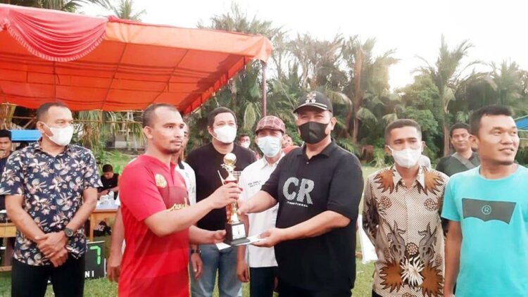 SERAHKAN PIALA— Wawako Mardison Mahyuddin serahkan piala.