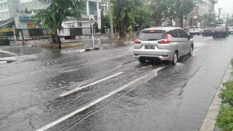 GENANGAN AIR— Hujan dengan intensitas tinggi yang sering terjadi selama Agustus ini membuat kawasan langganan banjir sering tergenang air. Seperti di kawasan jalan Khatib Sulaiman, air terlihat menggenangi jalan.