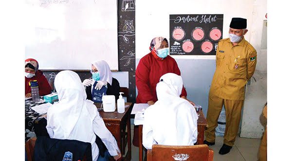 VAKSINASI PELAJAR— Gubernur Sumbar Mahyeldi Ansharullah meninjau pelaksanaan Gebyar Vaksinasi Pelajar di SMAN 1 Padang, Senin (20/9).