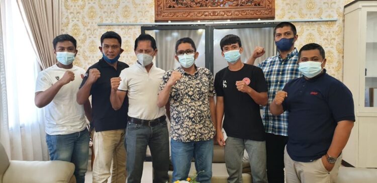 FOTO BERSAMA--Walikota Padang Hendri Septa foto bersama saat melepas pesepak bola Kota Padang Jerimy Arianto yang akan mengikuti TC Timnas U-18 untuk persiapan Piala Dunia 2023.