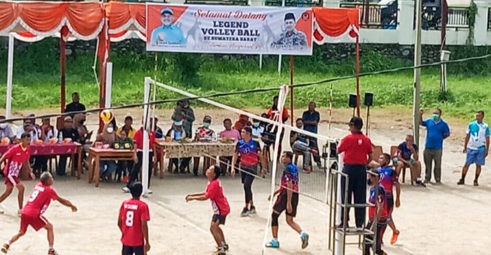 FKAN Gelar Volly Ball Legend se-Sumbar 1 REUNI—Para atlet bola voli yang pernah berjaya era tahun 1980-1n dan 1990-an bereuni dengan agneda Legend Vollyball se Sumbar di lapangan Medan Nan Bapaneh Kantor KAN Pauh IX Kuranji.