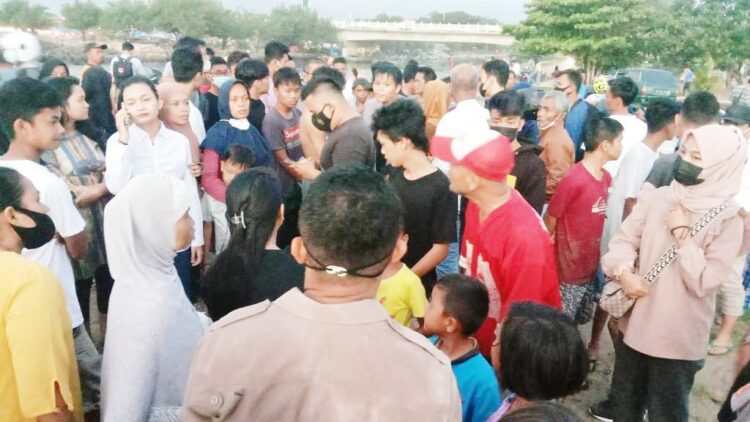 HANYUT— Kerumunan warga menyaksikan proses pencarian dua remaja yang hanyut terseret ombak saat mandi-mandi di kawasan Pantai Purus Padang, Jumat (10/9) sore.