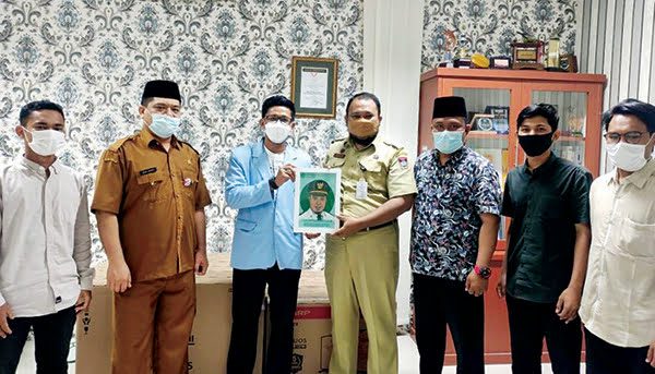 SILATURAHMI— Badan Komunikasi Pemuda Remaja Masjid Indonesia (BKPRMI) Kota Padang, bersilaturahmi dengan Kepala Bagian Kesra Pemko, Fuji Astomi, Selasa (14/9).