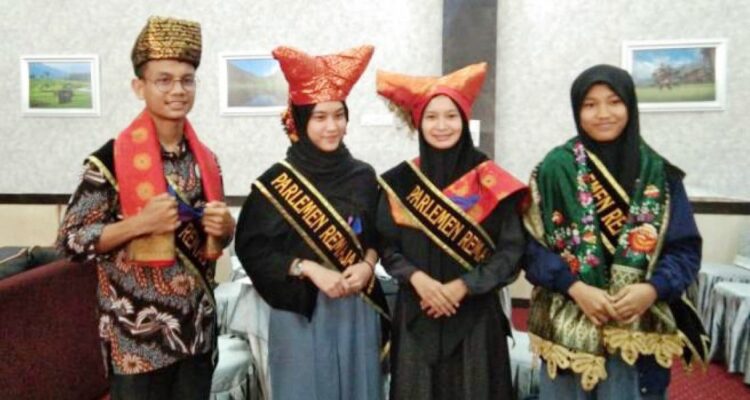 Empat siswa perwakilan Sumatera Barat dalam Program  Parlemen Remaja 2021bertemu dengan Ketua DPRD Sumbar, Supardi.